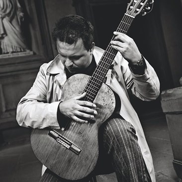 Piotr Tomaszewski street guitarist from Florence